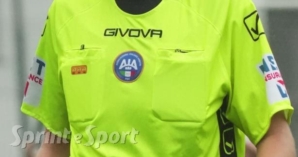 Ingiurie e bandierina scagliata addosso all'arbitro: maxi squalifica di 9 mesi per il dirigente
