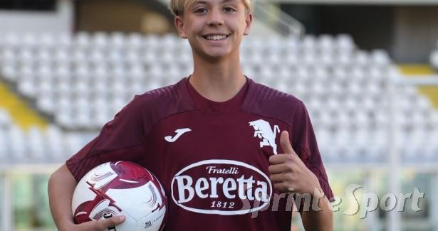 Under 13 &bull; Torino-Bra: Il Toro va sotto di due gol contro gli scatenati giallorossi ma i torelli la ribaltano da grande squadra. In foto Sburlati (Torino)