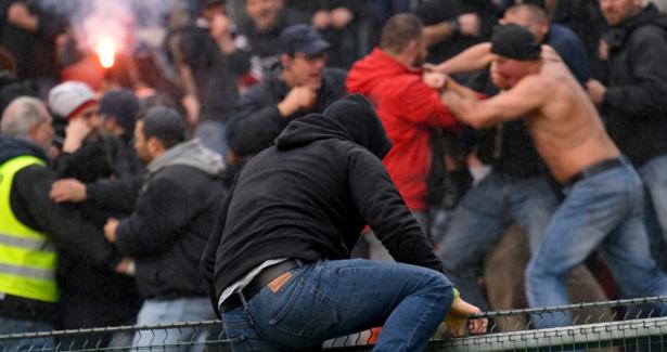 Tafferugli sugli spalti, un dirigente cerca di scavalcare la recinzione del campo e si taglia la mano: partita interrotta