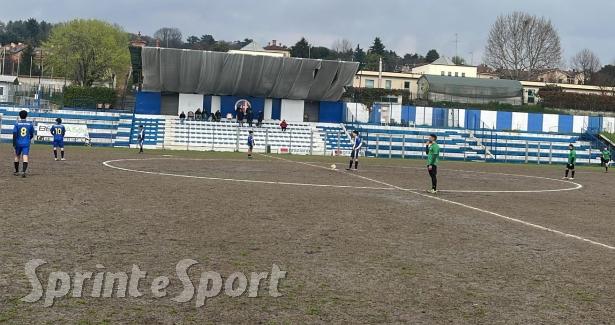 Campo praticabile ma l'arbitro dice che non si gioca, le due squadre scendono lo stesso in campo