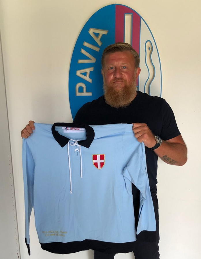 Albertini con la maglia celebrativa per i 110 anni del Pavia