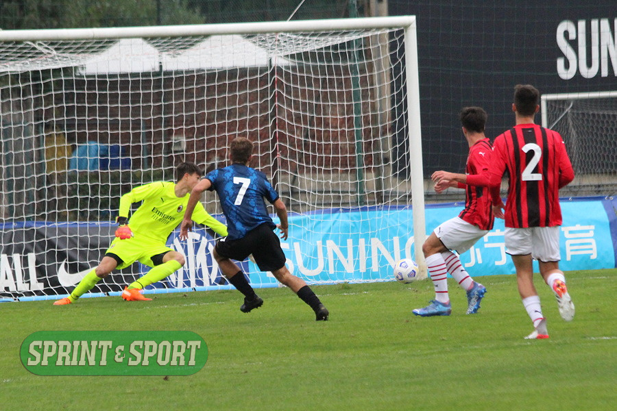 Il destro vincente di Berenbruch che vale l'1-0 dell'Inter