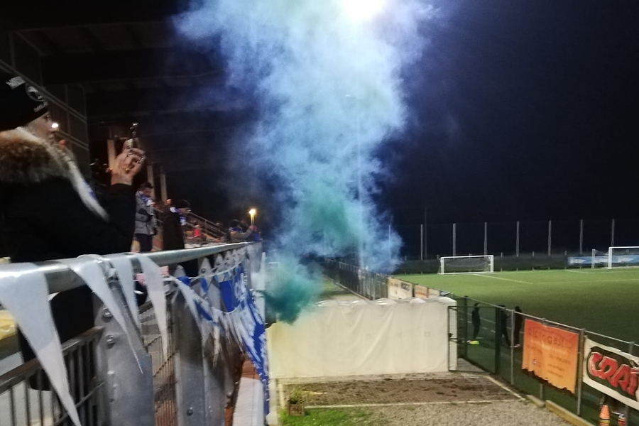 La fumogenata dei tifosi del Volpiano prima della partita
