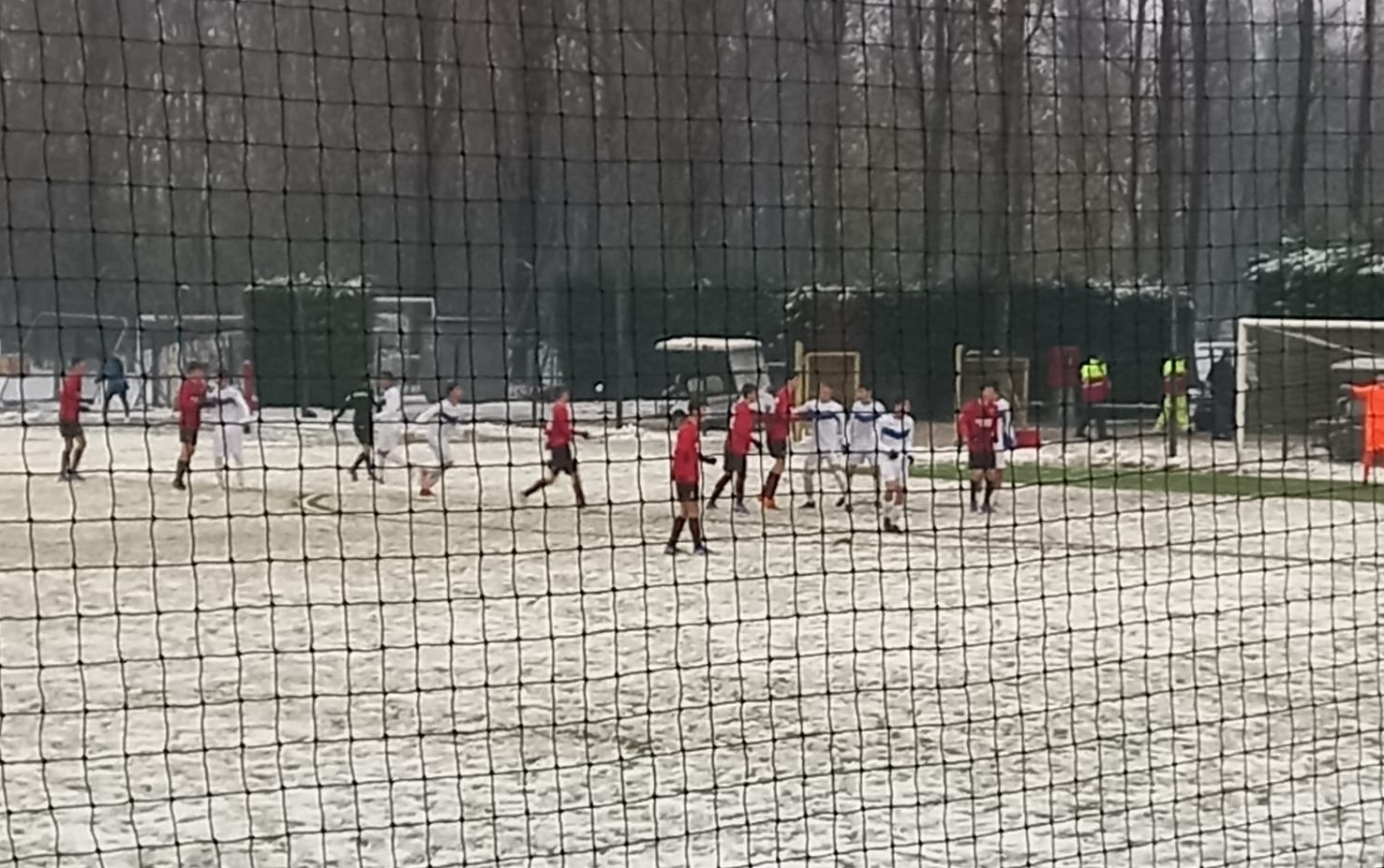 Le due squadre in azione sul campo innevato