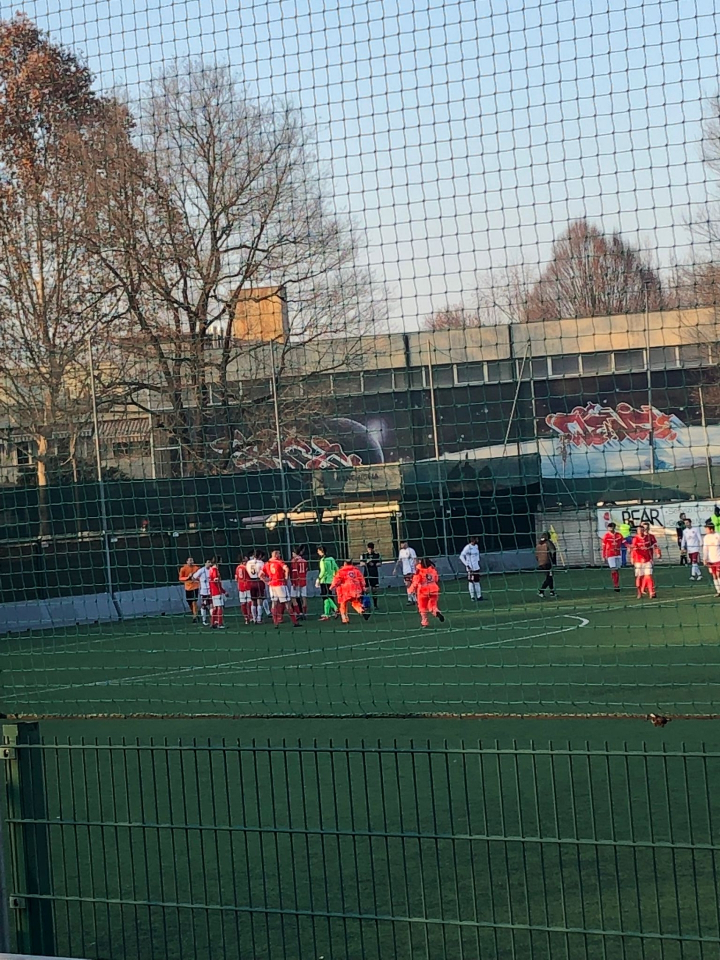 Il prontissimo intervento dei paramedici in occasione dell'episodio che ha coinvolto Pietro Rastrelli della Pro Dronero al 18' del secondo tempo