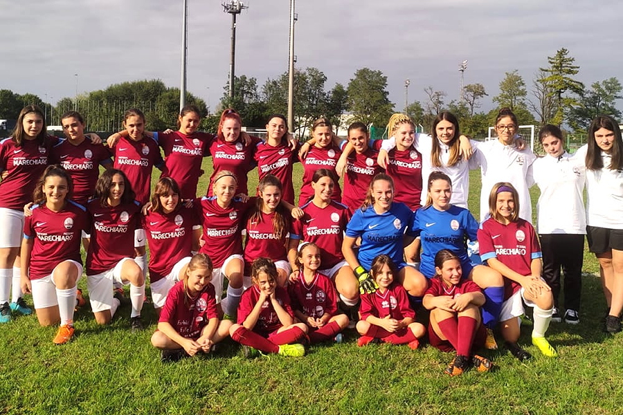 Il gruppo femminile dello Sporting Mazzola