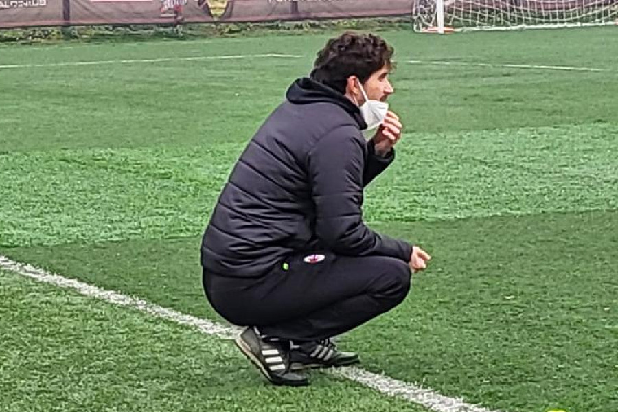 Samuele Grassi immortalato in campo mentre monitora gli atleti