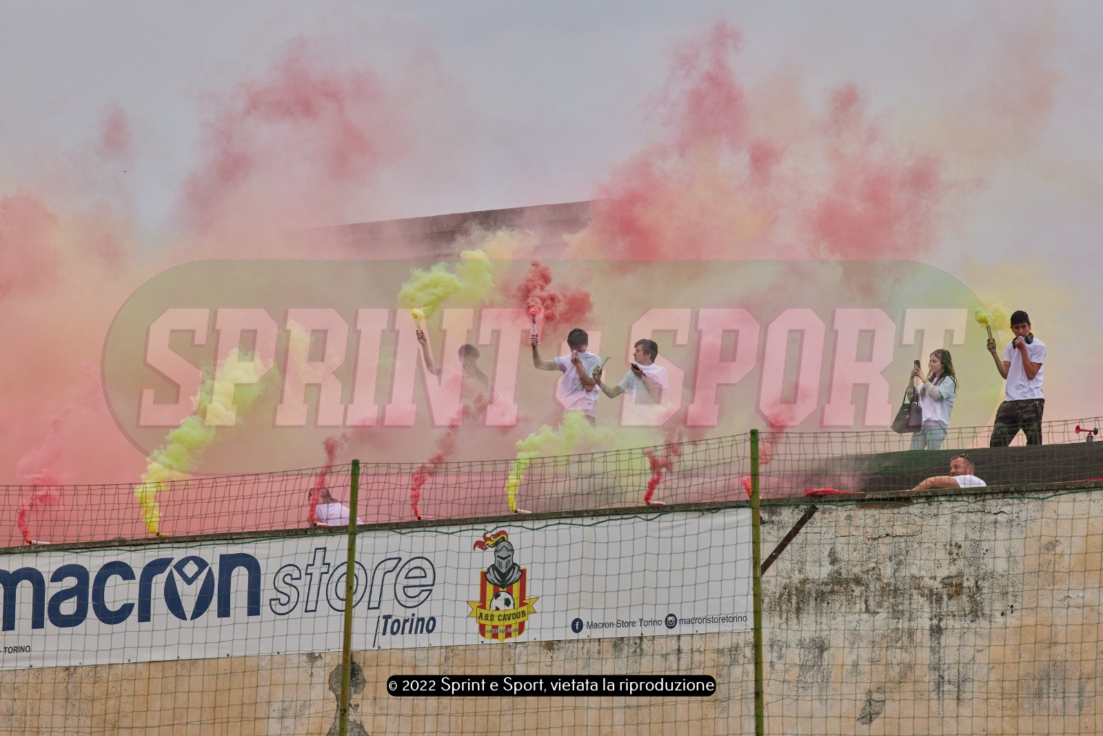 La carica dei tifosi di casa