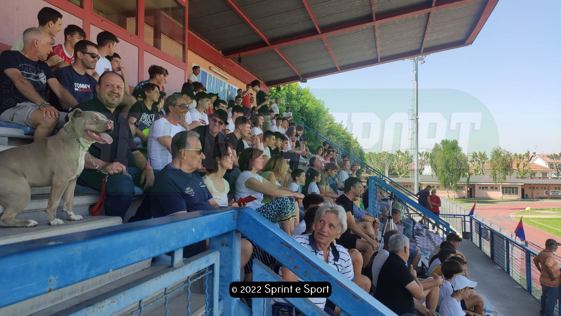 LO STADIO PIENO CON I TIFOSI