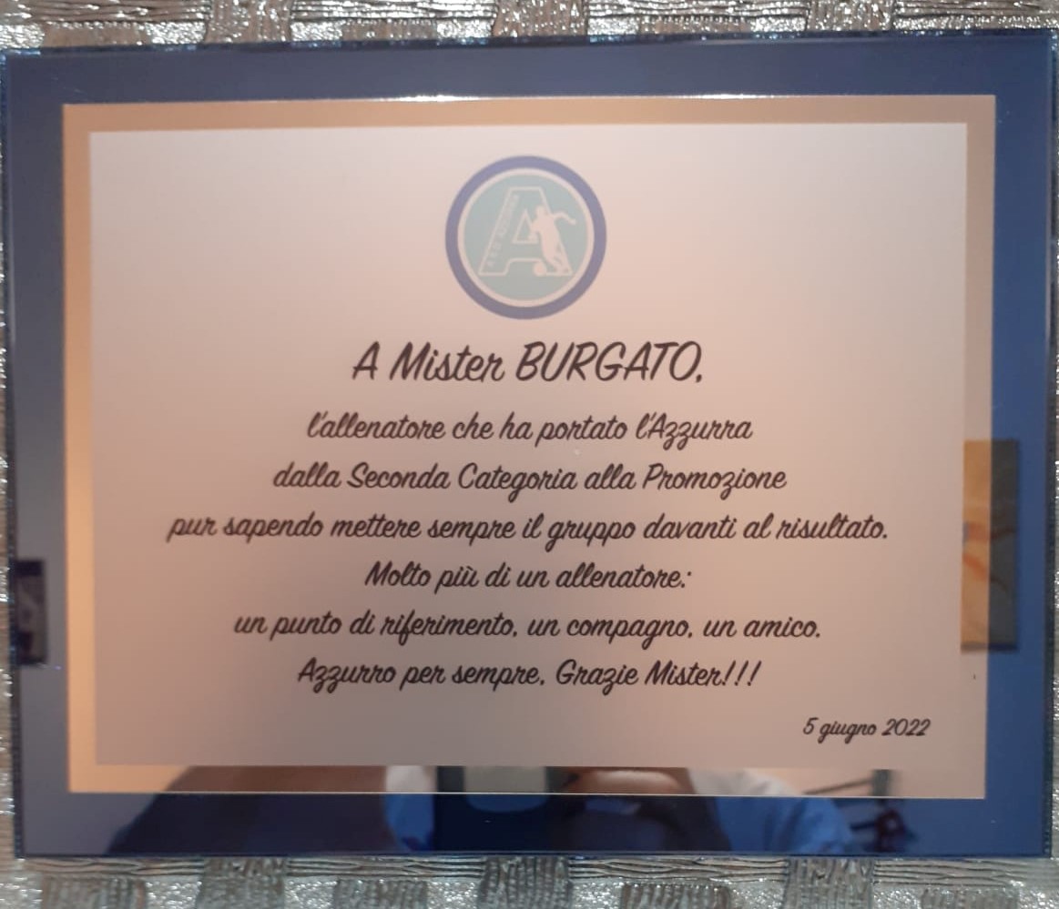 La targa donata a Luca Burgato per commemorare la sua incredibile storia con l'Azzurra Calcio.