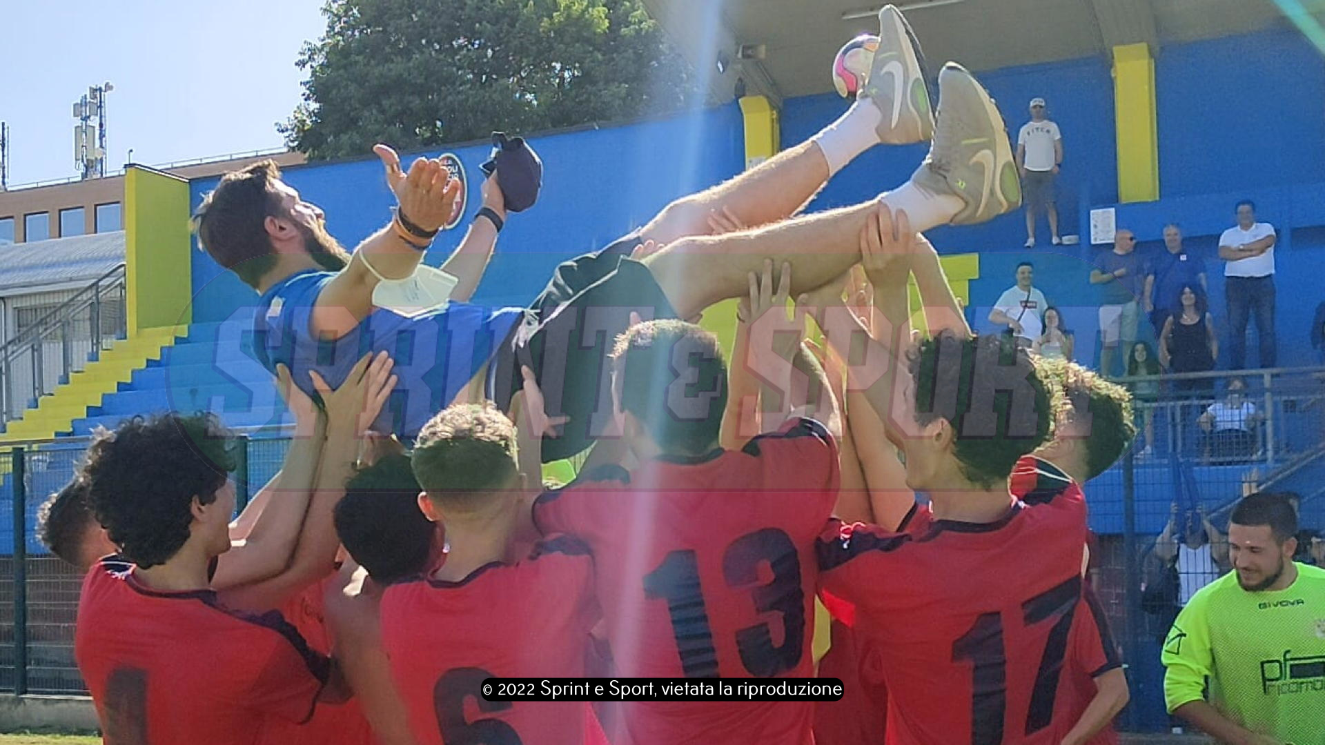 L'esultanza finale con il lancio del tecnico Davide Domizi