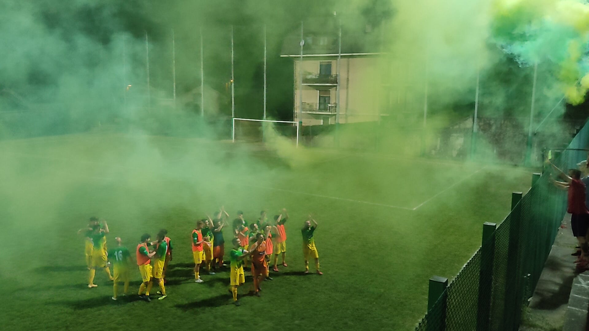 Festa con fumogeni giallo verdi dei sostenitori ospiti