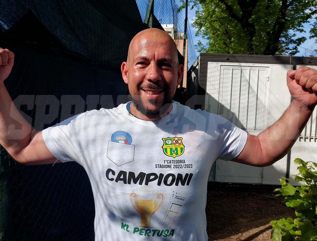 Il Direttore Sportivo del KL Pertusa Luca Del Boccio con la maglia celebrativa