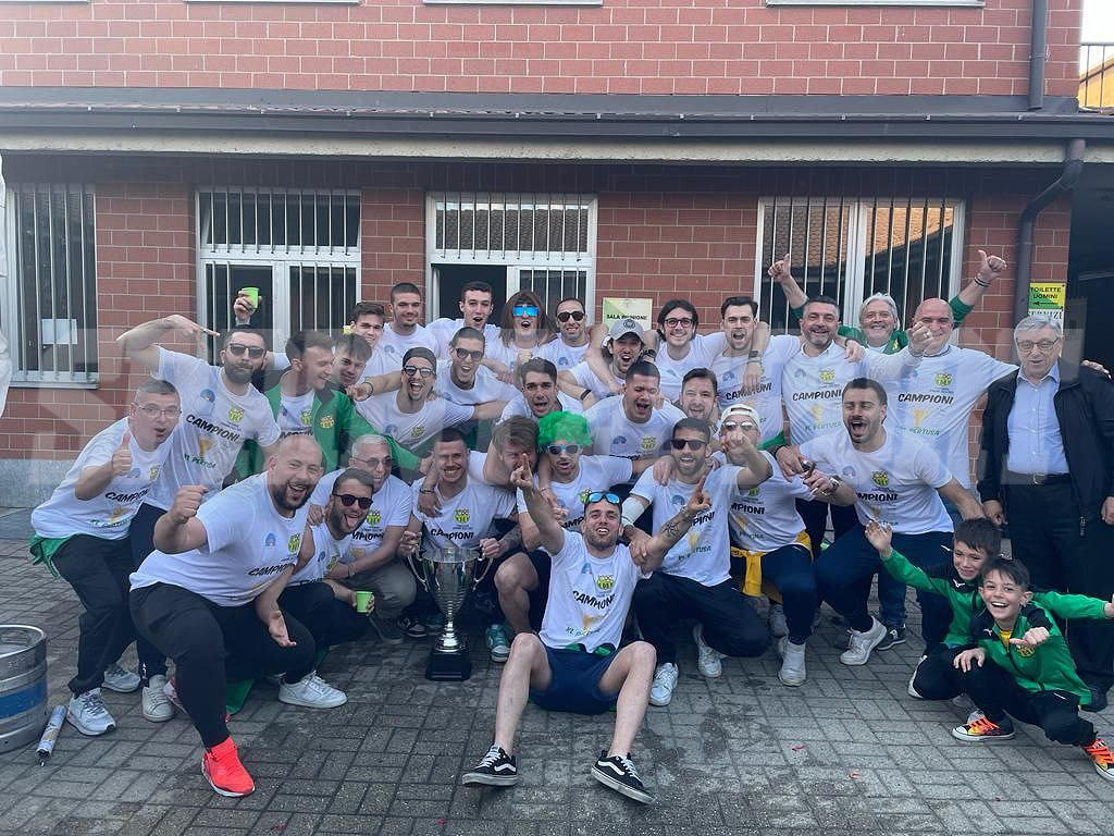 L'esultanza dei gialloverde con la maglia celebrativa