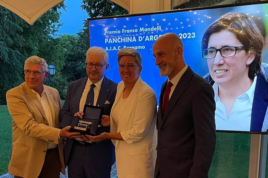 Da sinistra Ezio Cingarlini, vicepresidente AIAC Bergamo, Nado Bonaldi, consigliere AIAC, Marianna Marini, allenatrice dell'Orobica Calcio e Massimo Ruggeri, presidente AIAC Bergamo