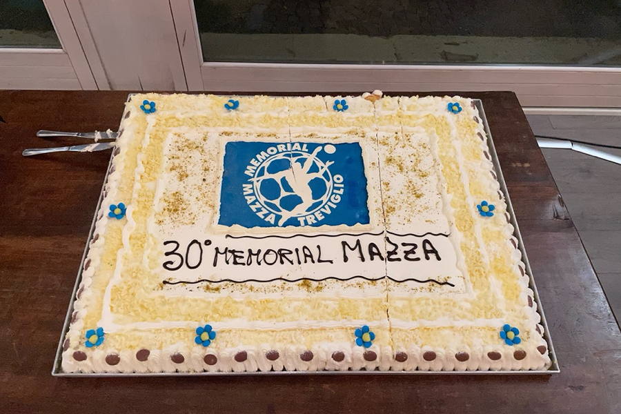 La torta che celebra il 30&ordm; anniversario del torneo Mazza.