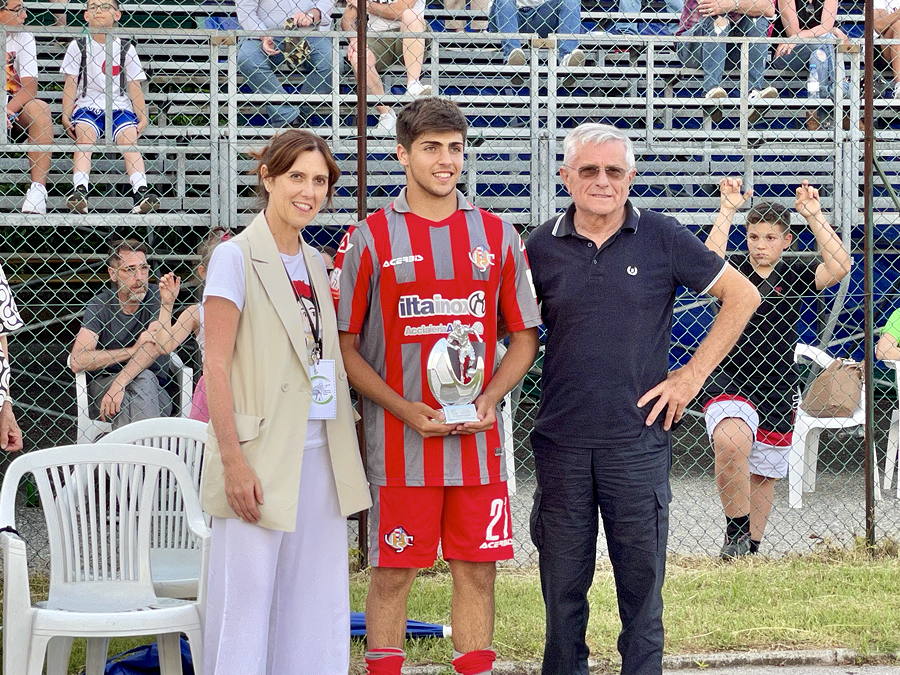 Gabbiani riceve il premio come miglior giocatore del torneo Modanesi.