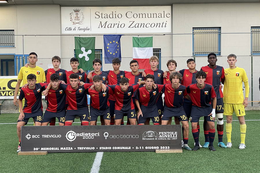 I grifoni al completo in maglia rossobl&ugrave;.