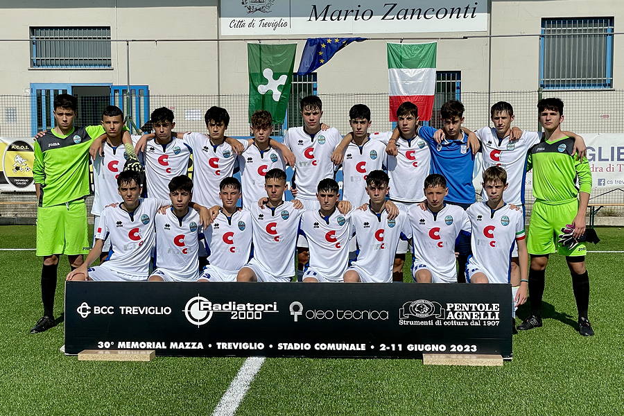 Tutti i ragazzi del Ponte San Pietro in maglia bianca.