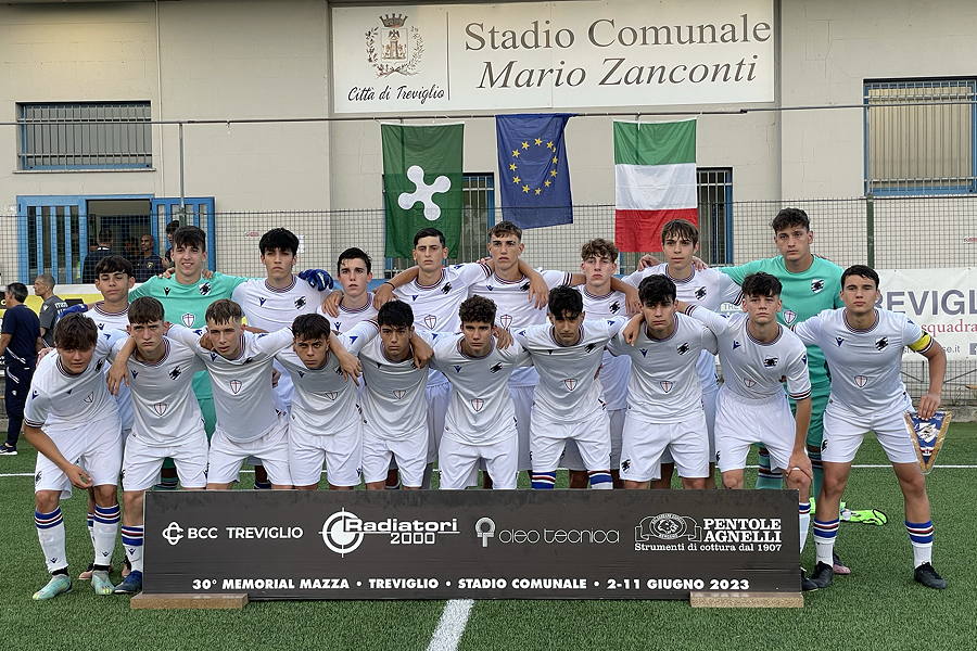 L'Under 16 della Sampdoria scesa in campo con la maglia bianca.