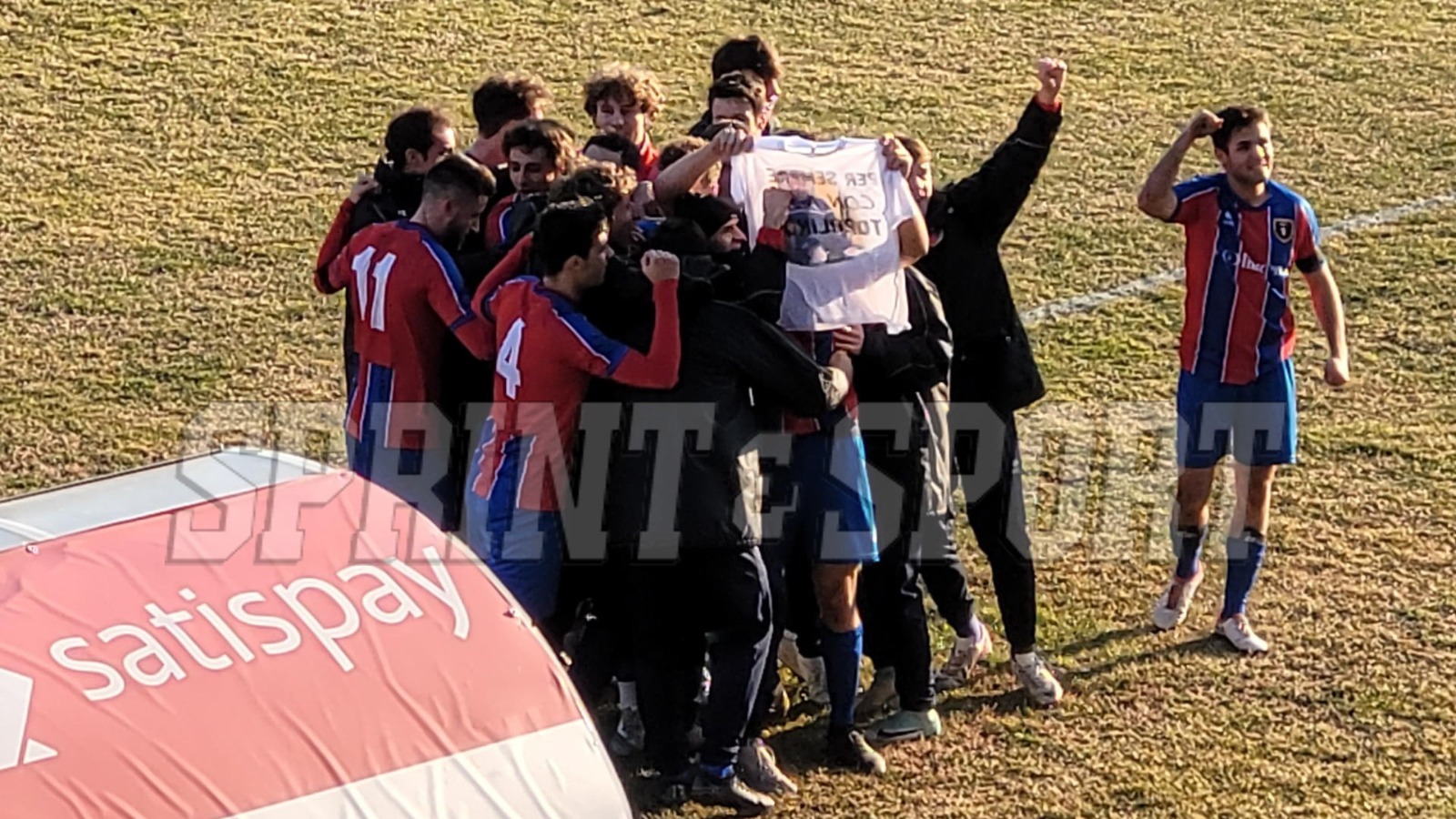 Davide Aloia festeggia il gol mostrando al cielo e al pubblico la maglia in onore di Aldo Borgna.