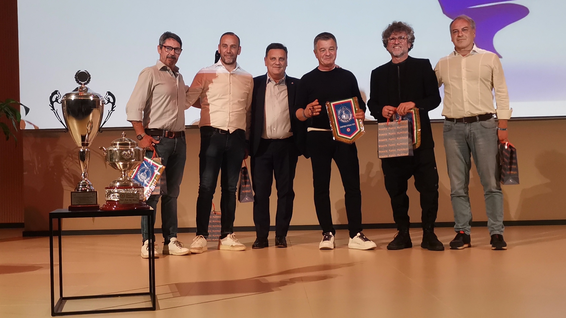 I dirigenti del settore giovanile Blues vengono premiati dalla dirigenza