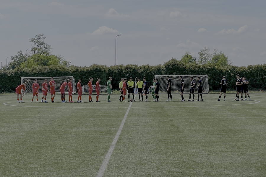 Le due squadre scese in campo si salutano