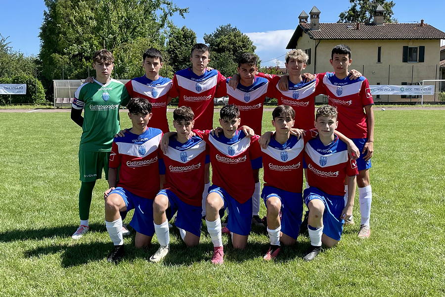 I ragazzi della Trevigliese con la maglia rossa