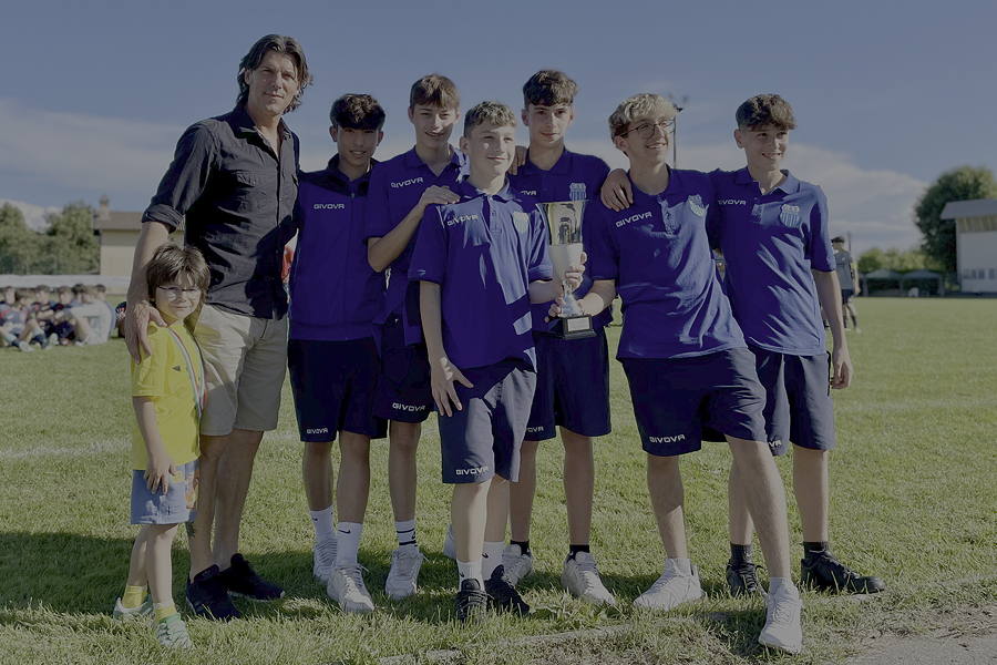 I Ragazzi di Calvi ricevono il trofeo consegnato dall'ex calciatore Simone Padovan, allievo di Ernesto Modanesi