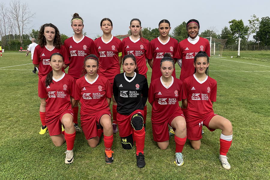 In maglia rossa le ragazze del Gavirate