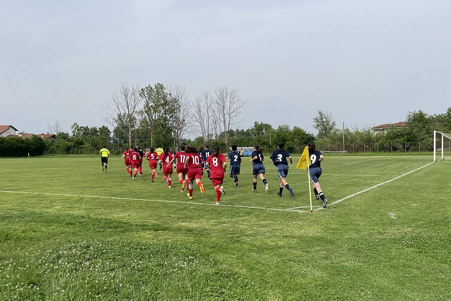 Le due formazioni pronte a scendere in campo
