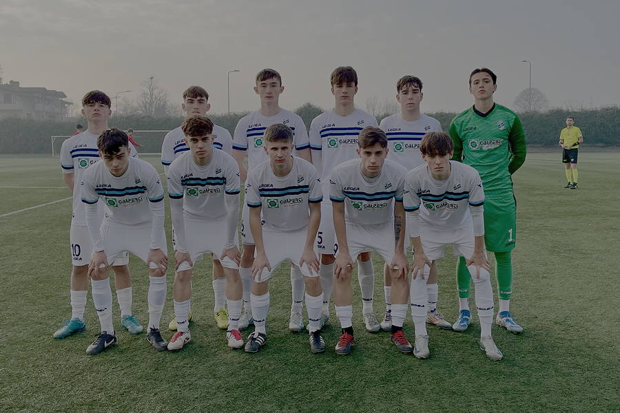 Gli undici titolari del Lecco in divisa bianca.