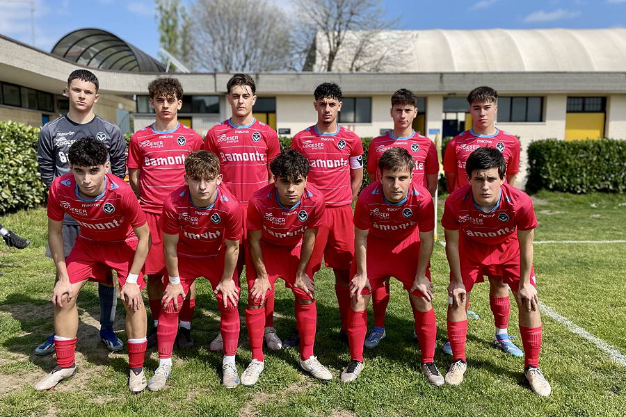 I titolari della Giana Erminio con la maglia rossa.