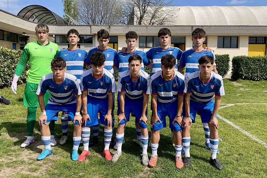 I ragazzi della Pro Patria con la tipica divisa a bande orizzontali.