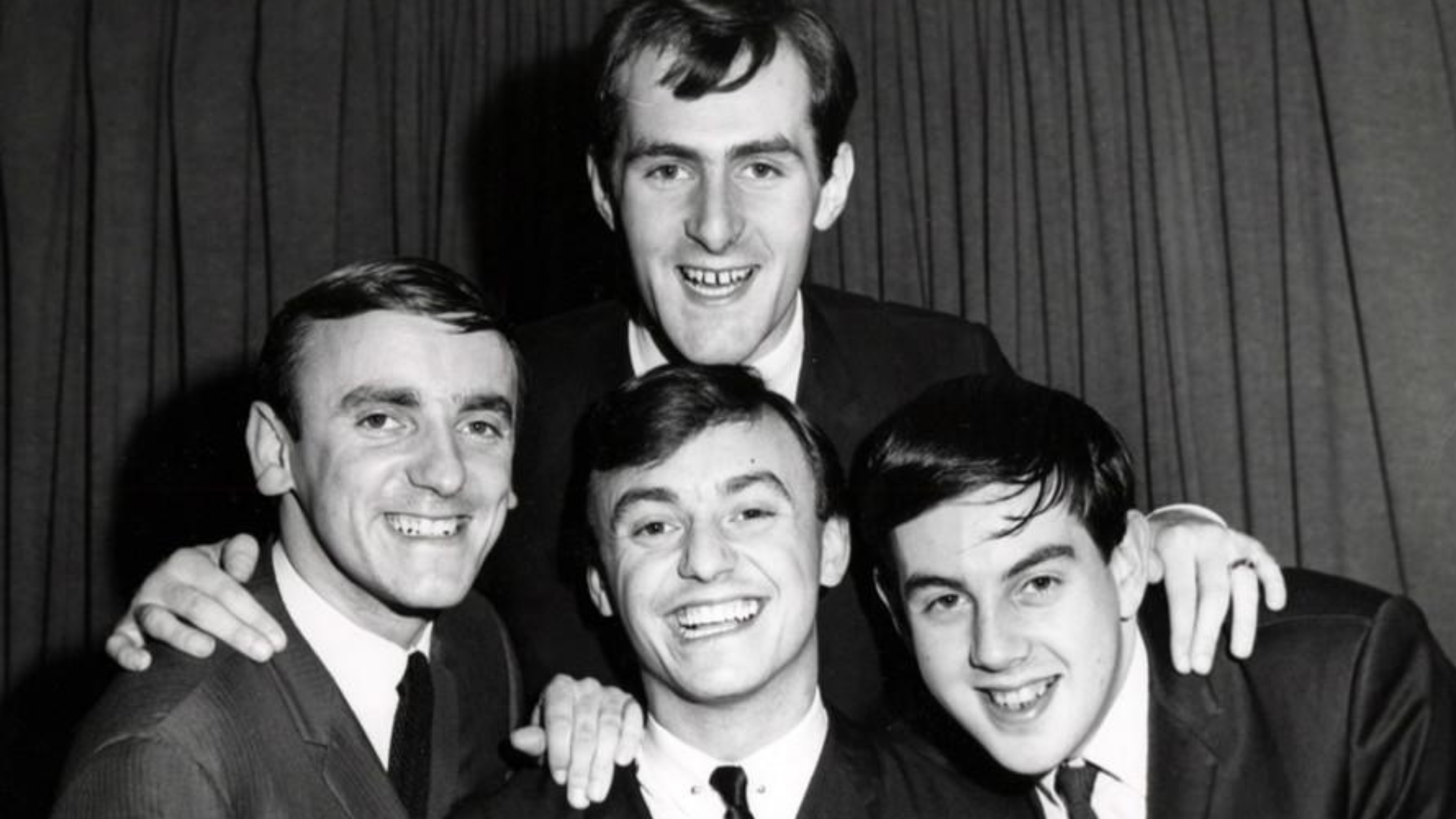 Gerry Marsden, al centro in basso, leader dei Gerry & The Pacemakers