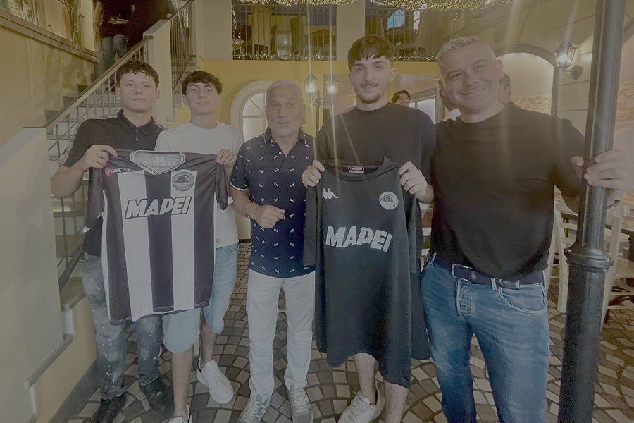 Dirigenza e squadra presentano lo Sponsor illustre sulle nuove maglie.