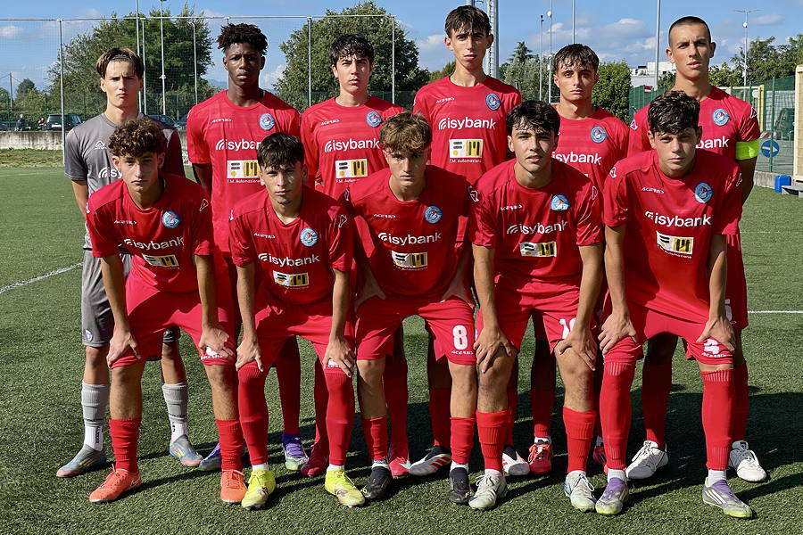 L'Albinoleffe schiera i suoi ragazzi con la divisa rossa.