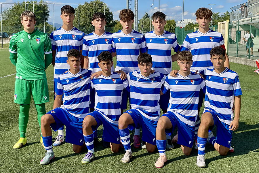 Gli undici della Pro Patria con la tipica maglia a righe orizzontali.