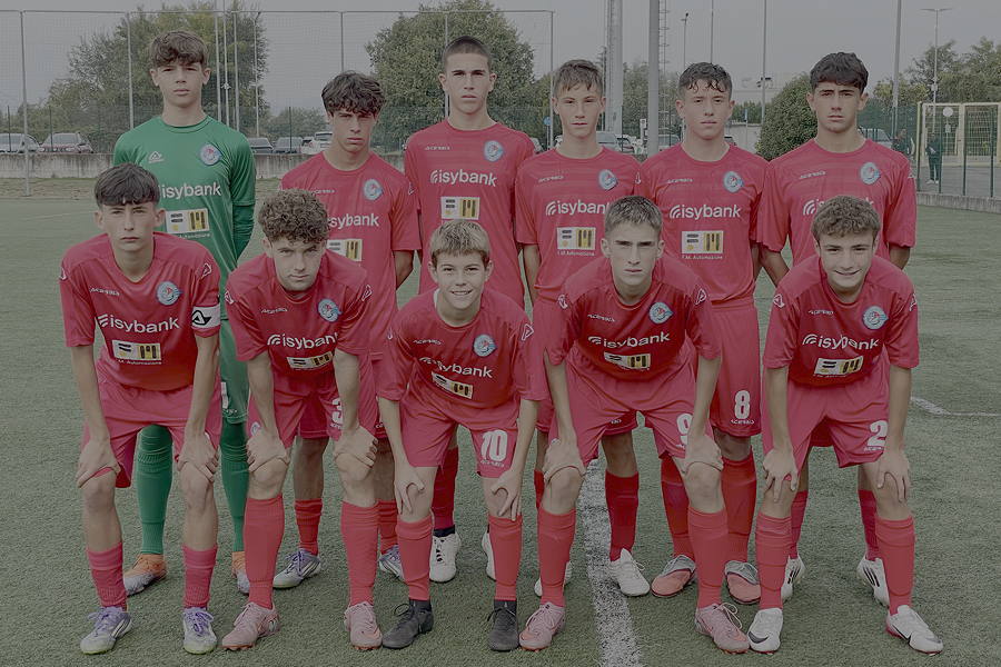 I ragazzi dell'Albinoleffe in maglia rossa.