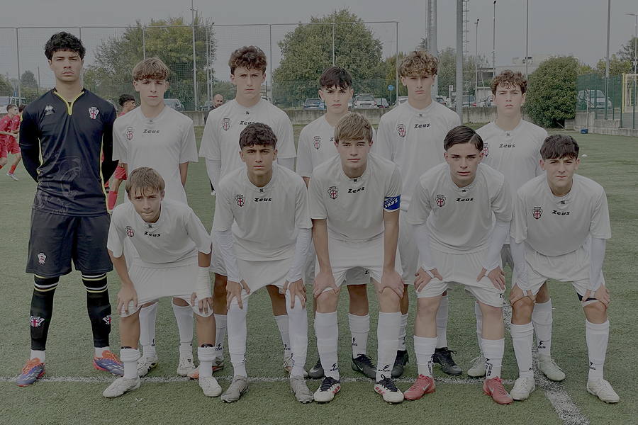 Gli undici della Pro Vercelli con la casacca bianca.