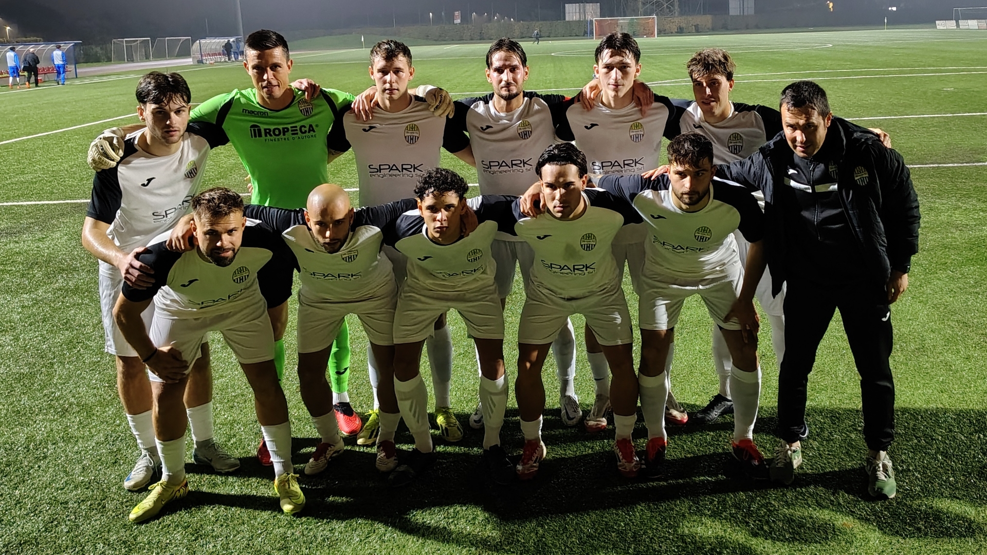 L'XI titolare della Lemine Almenno, insieme al tecnico Caccia