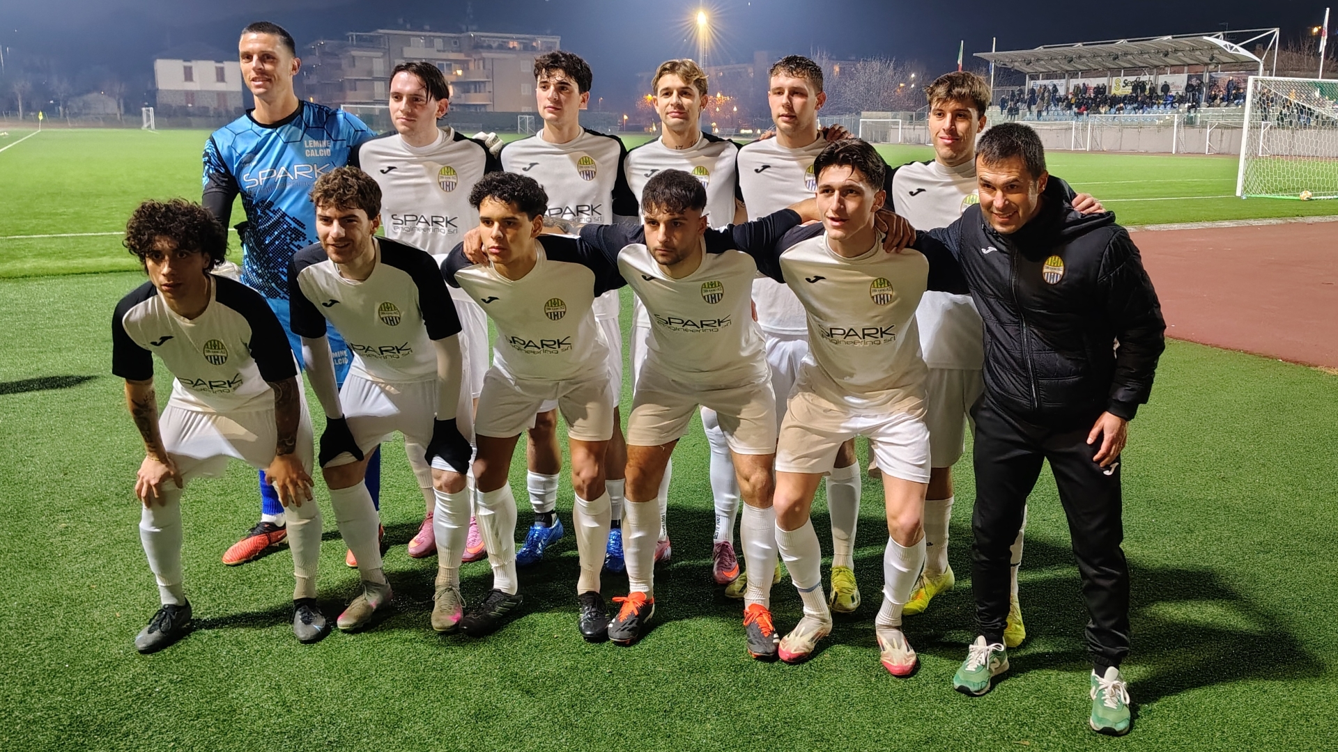 L'XI titolare della Lemine Almenno insieme al tecnico Caccia