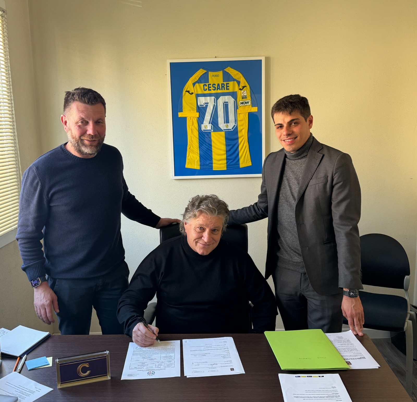 Alessio Pala firma il contratto con la Pergolettese