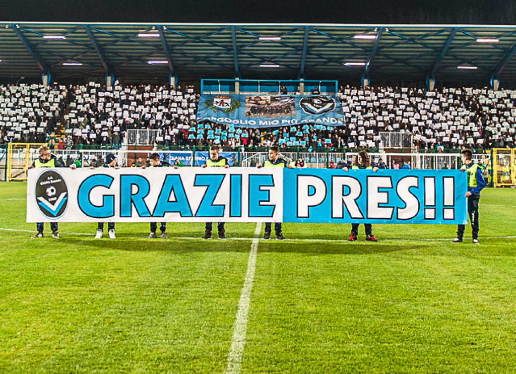 Lo striscione dedicato al presidente Bamonte, esposto il 21 marzo 2015 nel nuovo stadio di Gorgonzola (foto: As Giana)