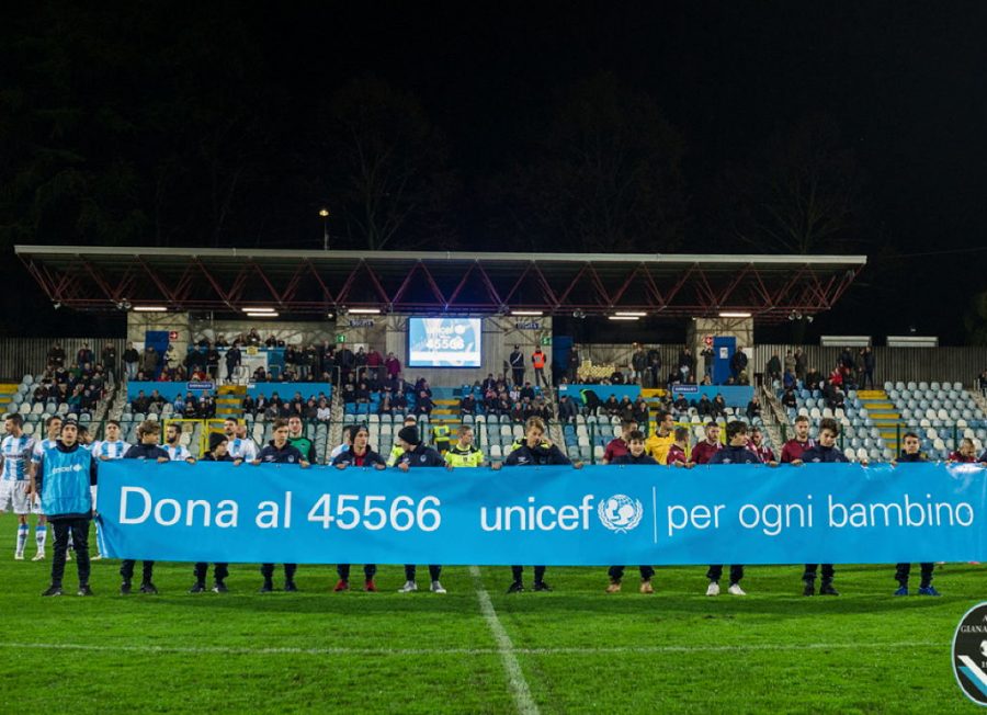 Lo striscione dell'Unicef esposto dalla Giana nella gara con l'Arezzo del 25 novembre 2016 (foto: As Giana)