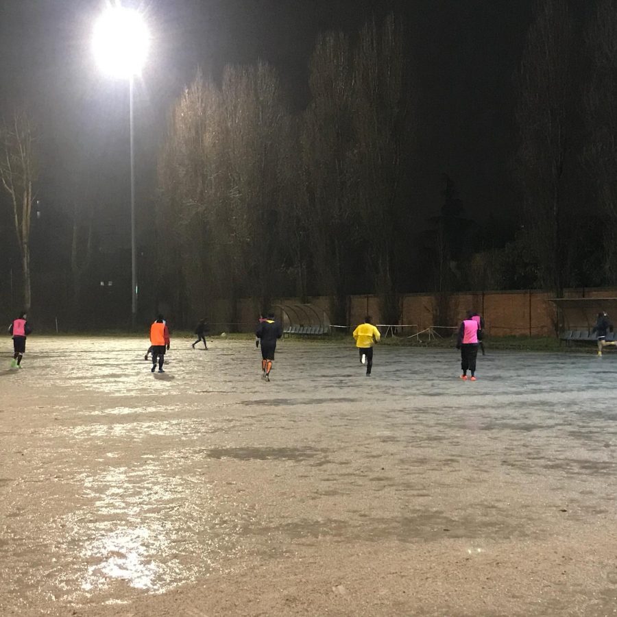 Scorcio di allenamento sotto il diluvio in via Cambini. Là dove ora c'è il campo in terra, la società auspica di poter realizzare un manto sintentico