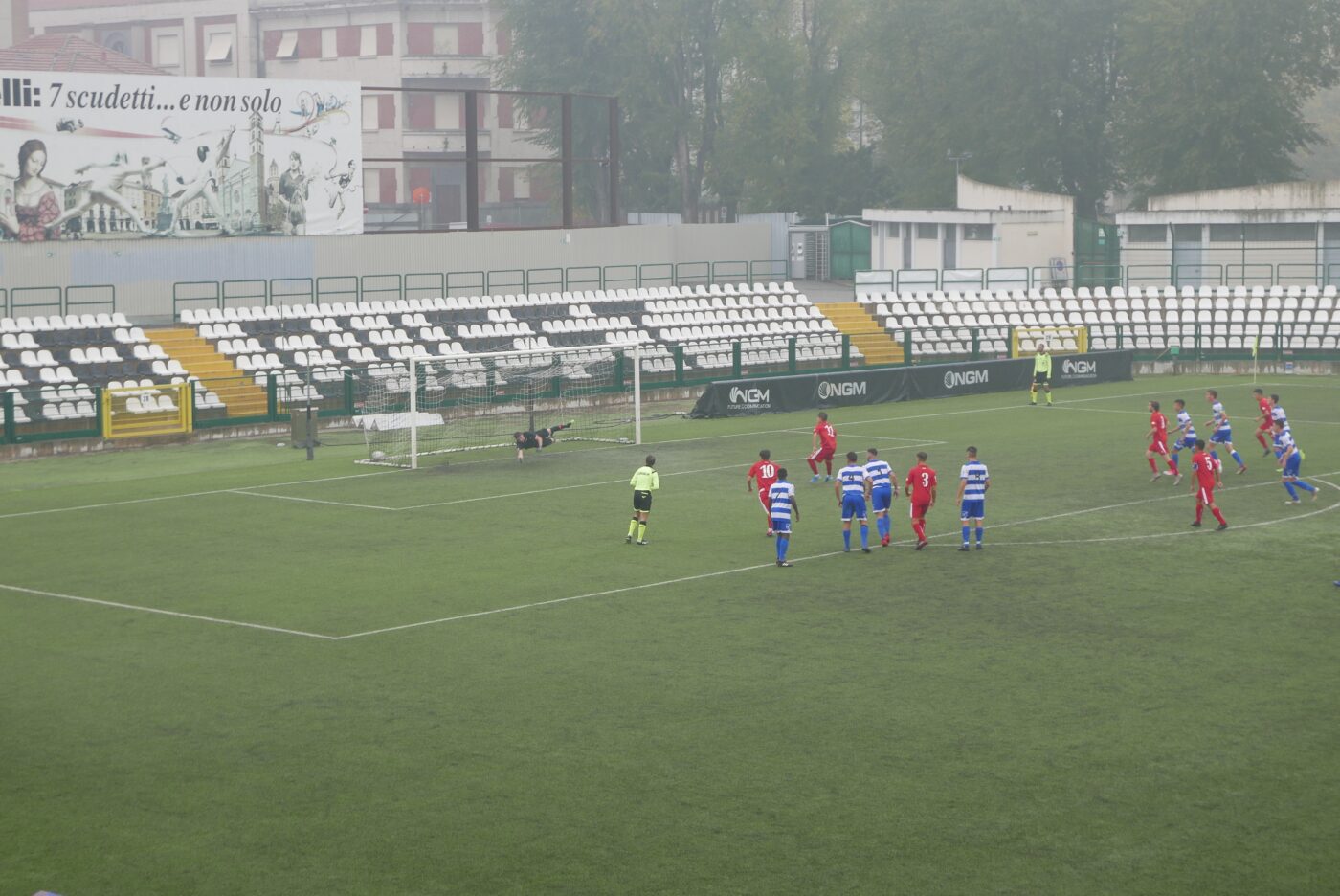 Matteo Maggio (Pro Vercelli) sigla la rete del provvisorio pareggio con la Pro Patria