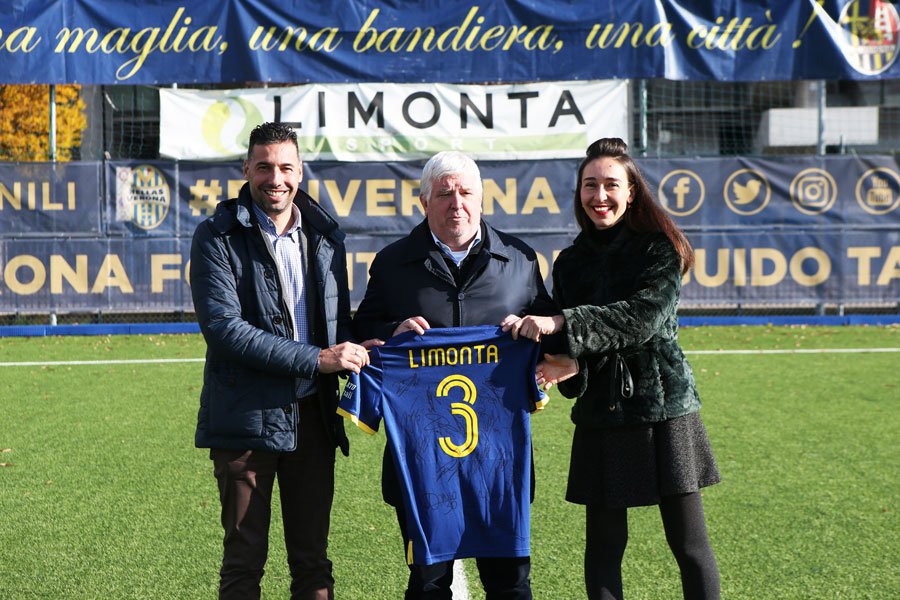 Credits: Hellas Verona – Nella foto da sinistra: Dario Delcarro (Technical Department – Responsabile di commessa – Limonta Sport SpA), Stefano Cacciatori, (stadium manager dell' Hellas Verona) – Liz Melli (Marketing & Communications Manager Limonta Sport SpA)