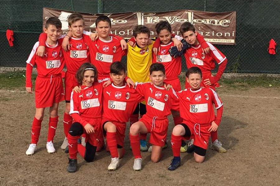 I Pulcini 2009 del Cimiano in posa prima della partita