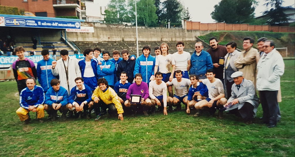 Storie di stadi - Chieri Piero De Paoli - l_anno_1989_90_promozione_in_serie_d._piero_de_paoli_inginocchiato_in_basso_a_destra